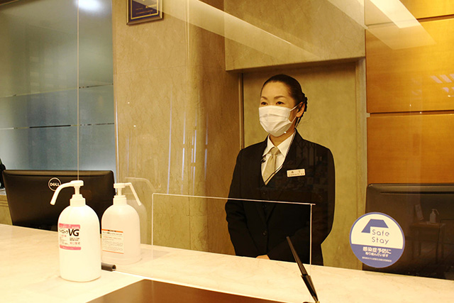 アクリル板の設置、キャッシュトレイの使用