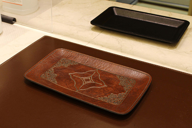 アクリル板の設置、キャッシュトレイの使用