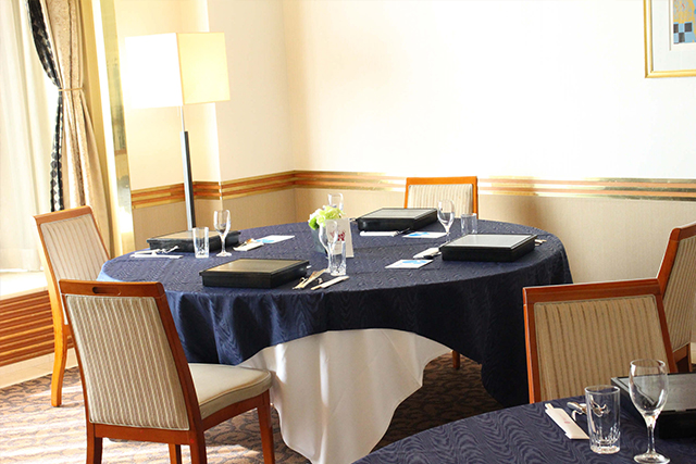 お食事は4名以下での配席、グループ分けの実施