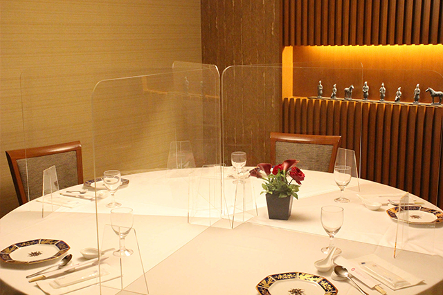 お食事は4名以下での配席、グループ分けの実施